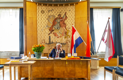 903748 Afbeelding van burgemeester mr. J.H.C. van Zanen die persoonlijk mensen opbelt die een koninklijke ...